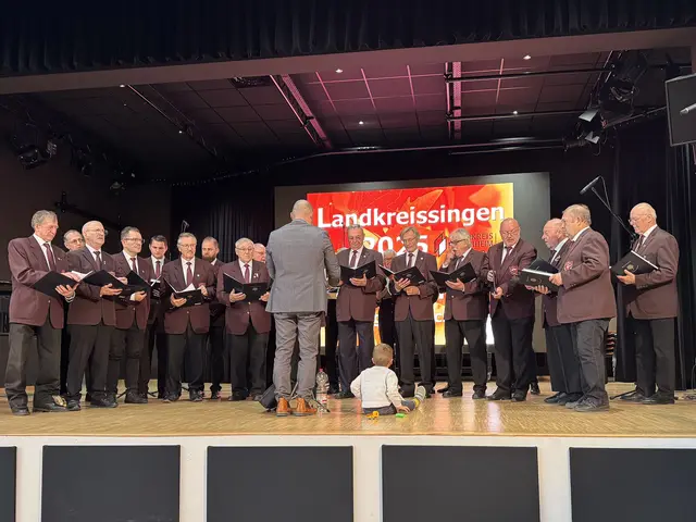 Der Männerchor der Chorgemeinschaft „Edelweiß” Lindelbach-Stöckach mit dem MGV Igensdorf-Mitteldorf, geleitet von Konrad Kohlhas. | Foto: Werner Löblein