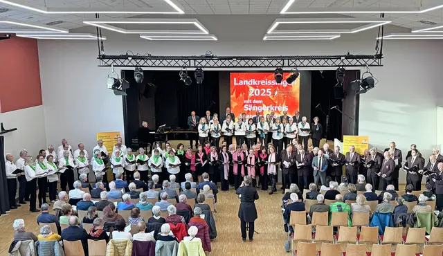 Auch als alle teilnehmende Chöre für das gemeinsam dargebotene Stück nach vorne traten, waren die Stuhlreihen in der Halle noch zahlreich besetzt. | Foto: Werner Löblein
