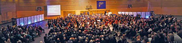 180 Musiker auf großer Bühne füllten die Gründlachhalle mit ihren „Stimmen”. | Foto: Lena Säuberlich