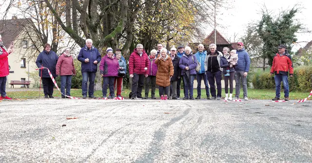 Vorsitzende Gabi Oost und Igensdorfs 1. Bürgermeister Edmund Ulm durchtrennten ein Absperrband und warfen erste Kugeln. | Foto: Uwe Rahner