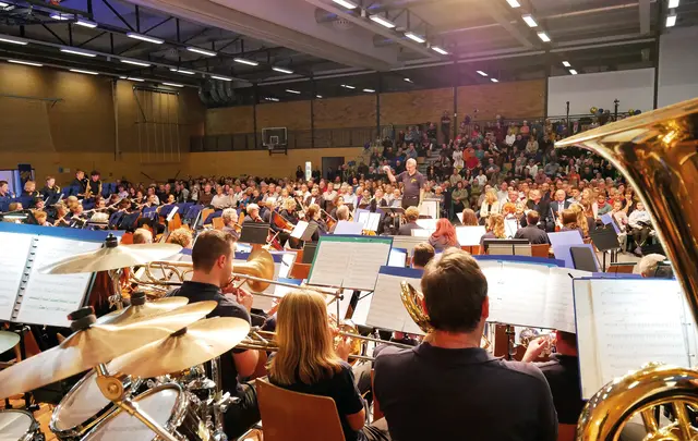 Bis auf den letzten Platz besetzt war die Halle. Das Publikum lauschte begeistert dem Jahreskonzert der Vier-Schlösser-Orchester. | Foto: Lena Säuberlich
