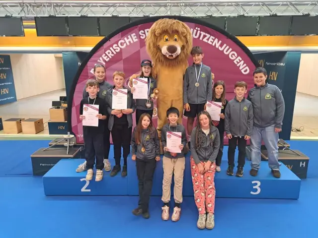 Benschü´s Next Generation am Siegertreppchen mit Maskottchen Guschu 

v.l.n.r.: Robin, Vanessa, Tom, Hannah, Guschu, Valentin, Eva, Matthias, Max
vorne: Marleen, Jason, Charlotta
