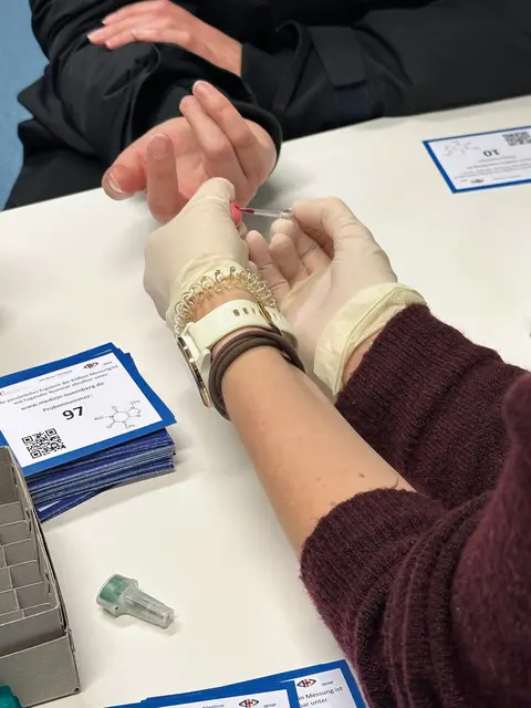 Für die Messung des Koffeingehalts wurde gleich vor Ort ein kleiner Tropfen Blut entnommen. | Foto: Privat