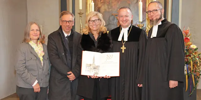 Gute Kooperation von Kirche und Kommune auch beim Eintrag ins „Goldene Buch” des Marktes Eckental: Pfarrer Martin Irmer, Landesbischof Christian Kopp, Bürgermeisterin Ilse Dölle, Landrat Alexander Tritthart und Dekanin Gerhild Rüger (von rechts). | Foto: Uwe Rahner