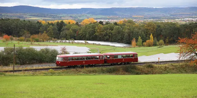 Der historische Schienenbus unterwegs bei Röckenhof | Foto: Andreas Unbehaun