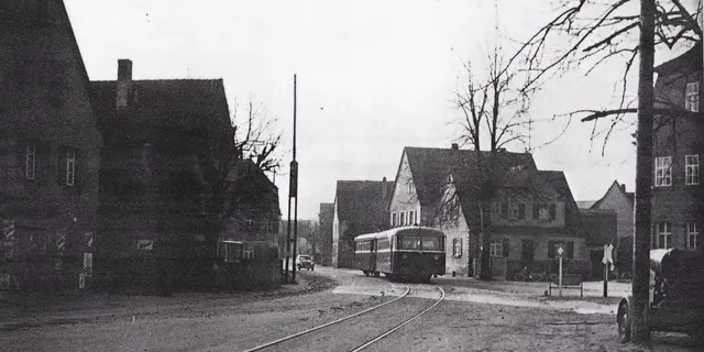 Als Brand noch einen Bahnhof hatte: Ein Schienenbus VT 95 um 1958 in der Brander Hauptstraße. Das Bild stammt aus Band 4 der Reihe „Spaziergänge durch Eckental” der  Agenda21 Eckental: „Auf den Spuren der Seku”, erhältlich bei der Agenda21 und beim wochenblatt. Die Aufnahme eines englischen Fotografen zählt zu der Sammlung von Günther Klebes. | Foto: Sammlung Günther Klebes