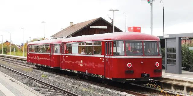 Der historische Schienenbus am 25.10.2025 am Bahnhof Eschenau. | Foto: Uwe Rahner