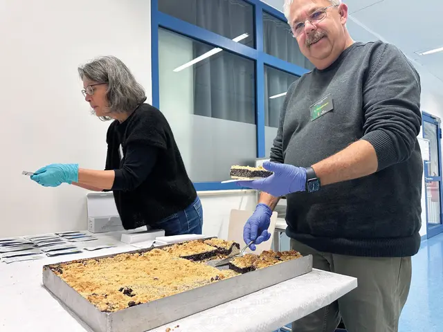 Das IBMP-Team hat Mohnkuchen spendiert und die entsprechende Anzahl Teststäbchen kostenlos ausgegeben. | Foto: Privat