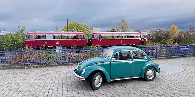 ÖPNV vs. Individualverkehr: Gerd Meier aus Eckenhaid ließ seinen betagten VW Käfer vor dem historischen Schienenbus posieren. Er erinnert sich noch an Fahrten mit diesen Fahrzeugen und Frachtsendungen, die mit der „Seku” täglich nach Eschenau kamen. | Foto: Gerd Meier