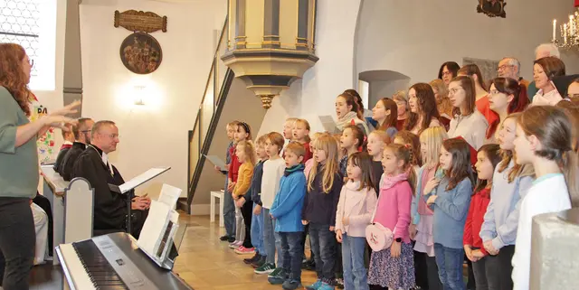 Der Landesbischof hatte sichtlich Freude an der lebhaften musikalischen Gestaltung des Gottesdienstes durch Kirchenchor, Jugendchor und den Kinderchor Bartholomäuse mit Klavier-, Gitarren- und Schlagzeugbegleitung im Wechsel mit Posaunenchor und festlichen Orgelklängen. | Foto: Uwe Rahner