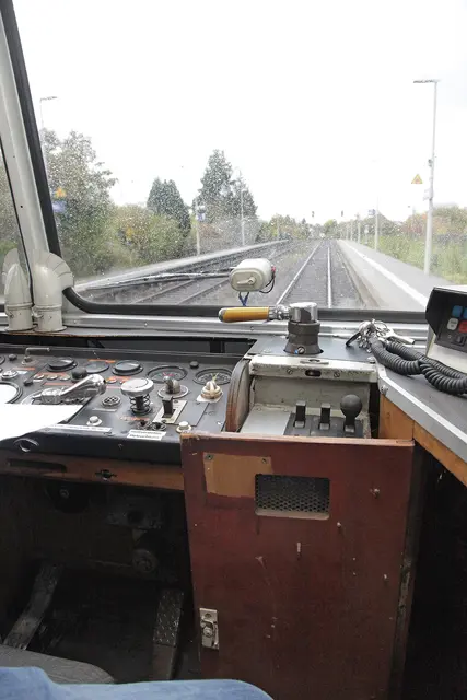 Die Bedienelemente im Führerstand des über 70 Jahre alten Triebwagens vor der Abfahrt Richtung Kalchreuth, Heroldsberg, Nürnberg und weiter über die Ringbahn nach Fürth. | Foto: Uwe Rahner