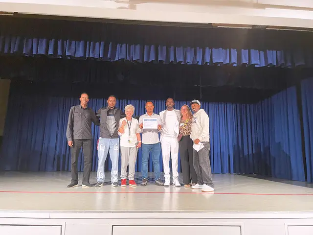 Renate Hofmann (3.v.li.) und Claudia Blöchl (2.v.re.) vom FLEck e.V. freuten sich riesig über das unerwartete Geschenk, das von einer Gruppe Geflüchteter aus Äthiopien übergeben wurde, um die Arbeit des Vereins zu unterstützen.
 | Foto: Privat