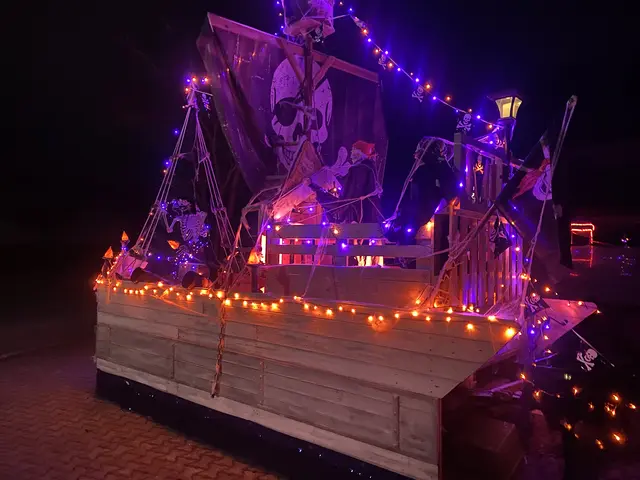 Markus Fleischmann baute mit viel Liebe zum Detail das Holzschiff. | Foto: Roland Leibold