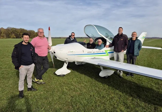 Kurz nach der Ankuft des neuen Ultraleichts (von links):
Schriftführer: Martin Brunel-Geuder, 1. Vorstand: Andreas Eibl, 2. Vorstand: Dominik Berger, Ausbildungsleiter Ultraleicht: Thomas Plödt, Geschäftsführer der ATEC Aircraft GmbH: Jaroslav Michal, Fluglehrer Claudio Stetter und Thomas Horz.
