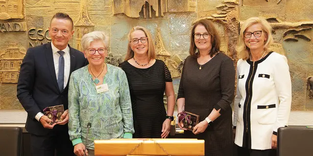 Bayerns Integrationsbeauftragter und MdL Karl Straub, Renate Hofmann und Claudia Blöchl (2. und 1. Vorsitzende von FLEck e.V.), Vizeregierungspräsidentin Birgit Riesner und Bürgermeisterin Ilse Dölle (von links) freuten sich über die Erfolgsgeschichte von FLEck. | Foto: Uwe Rahner