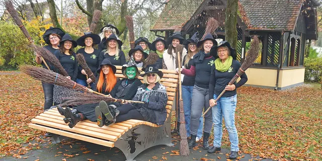 Die Igensdorfer Markthexen auf dem von Christian Fiebig in Dachstadt gestalteten und hergestellten Waldsofa. | Foto: Privat
