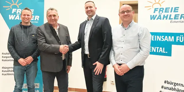 „Gemeinsam für Eckental” ist das Motto, mit dem sich die Freien Wähler auf die Kommunalwahl vorbereiten: Bürgermeisterkandidat Gerhard Wölfel und Michael Schölkopf (2. und 3. v. li.) mit den Gemeinderatsmitgliedern Gerd Fensel (links) und Andreas Jungbauer (rechts) | Foto: Privat