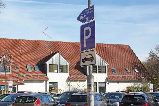 Zwischen den Schildern am linken und rechten Bildrand gilt an Schultagen die Kurzparkzone „Elternhaltestelle”. | Foto: Uwe Rahner