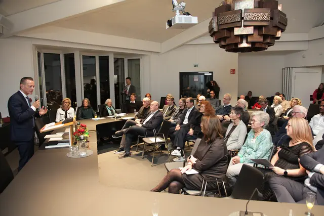 Karl Straub (links) konstatierte in einem kurzweiligen Grußwort „Bayern ist Integrationsland Nr. 1” und erinnerte an die Leistungen der hauptamtlichen Verwaltungsfachkräfte. | Foto: Uwe Rahner