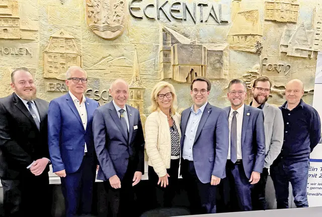 Benjamin Nützel 1. Vorsitzender Soldatenkameradschaft Forth, Ralf Olmesdahl, Generalmajor a. D. Norbert Wagner, 1. Bürgermeisterin Ilse Dölle, MdB Dr. Konrad Körner, Landratskandidat Karsten Fischkal, Florian Hörlein, Brigadegeneral a. D. Lutz Niemann (von links). | Foto: Privat