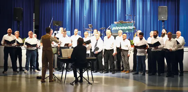 In den Tanzpausen unterhielt der Männergesangverein Eckenhaid die Tanzbegeisterten. | Foto: Privat