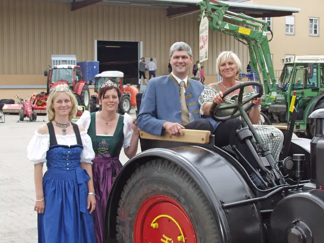 Rosi Kraus nimmt das Steuer in die Hand – hier 2004 am Igensdorfer Obstmarkt mit Kreisobmann Hermann Greif, Kirschenkönigin Kathrin Deuerlein und einer königlichen Kollegin. | Foto: Uwe Rahner