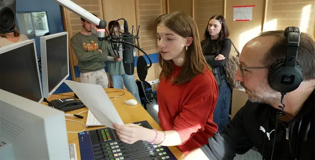 ARD-Jugendmedientag im BR: Hunderte Schülerinnen und Schüler kamen zu Besuch und durften einen Tag lang hinter die Kulissen schauen. Wie erkenne ich fake news oder KI-Videos? Und wie wird seriös berichtet? Dazu hat der BR alle großen Studios in Bayern geöffnet. | Foto: Bayerischer Rundfunk 2025