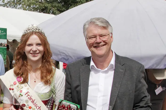Der Erste Bürgermeister Otto Klaußner mit Kirschenkönigin Lena I bei der Kalchreuther Kerschtakerwa 2024. | Foto: Uwe Rahner