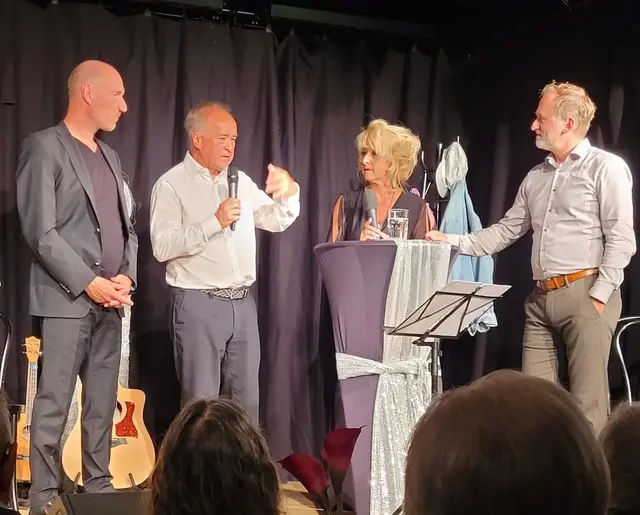 Die Hausherren Kai und Lambert Herrmann wünschen dem neuen Kulturangebot von Andrea Lipka und Rainer Turba ein gutes Gelingen im PZ-Kulturraum. | Foto: Silvia Richter