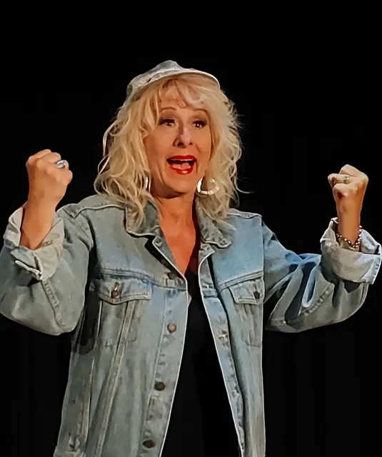 Andrea Lipka in ihrem neuen Programm „Ein bißchen Retro – aber cool”. | Foto: Elke Simon