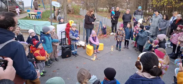 Mit einer liebevoll gestalteten Martinsaufführung begeisterten die Kindergartenkinder kleine und große Gäste.  | Foto: Foto: Stephanie Miethsam