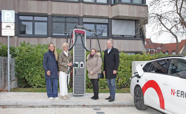 Maik Render (Vorstandssprecher der N-ERGIE), Sylvia Robertson-Mayer (Bauamt Eckental), Erste Bürgermeisterin Ilse Dölle und Sonja Olbrich (Kommunalkunden-Betreuerin N-ERGIE, von rechts) an der neuen Schnelladesäule. | Foto: Uwe Rahner
