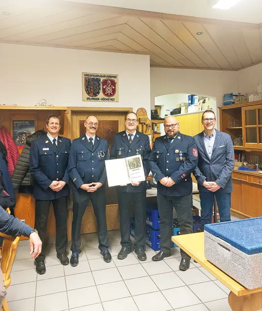 Didi Horlamus (Mitte) wurde zum Ehrenkommandanten ernannt. Kreisbrandinspektor Christian Bühl, Kreisbrandmeister Sven Menger, Dietmar Horlamus, Marcel Lindig, Jan König übergaben die Auszeichnung (v.l.). | Foto: Privat