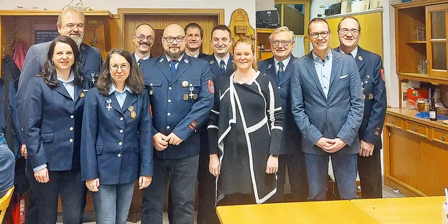 Neu und alt besetzte Ämter und Ehrengäste: Wolfgang Umnig, Karin Daum, Katrin Friedrich, Sven Menger, Marcel Lindig, Christian Bühl, Markus Leuthel, Nina Stock, Gerhard Wölfel, Jan König, Dietmar Horlamus (v.l.). | Foto: Privat