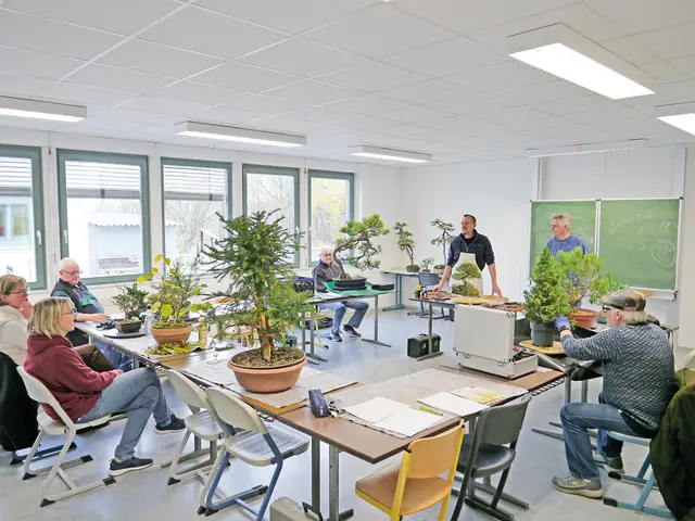 Die Eckentaler Bonsaifreunde mit ihren zu bearbeitenden Bonsai-Exemplaren beim letzten Jahresworkshop, Bonsai-Experte Matthias Holzmann (hinten links stehend), daneben „Bonsaifreunde-Vorstand” Horst Kiesl bei der Einführung in die Schulung. | Foto: Privat