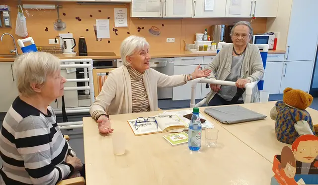 Alle miteinander: Vorlesen und Zuhören und Freude leben | Foto: Martha-Maria Pflegerin 