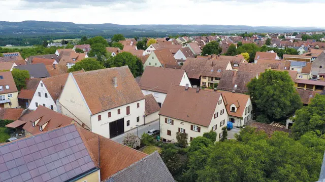 Blick vom Kirchturm Richtung Weißgasse über alte Bauernhöfe mit Bäumen und Gärten. Die Befürchtung vieler Bürger ist, dass im Zuge der Nachverdichtung der dörfliche Charakter verloren geht. | Foto: Ernst Bayerlein