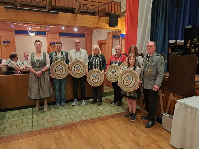 Die neuen Gaukönige des Schützengau Pegnitzgrund
Hannah Debatin (2. von rechts) im Kreise von Rebecca Albrecht (1. Gauschützenmeisterin, links), Herbert Haas (2. Gauschützenmeister, rechts) und den weiteren Gaukönigen