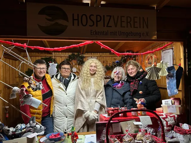Das Eckentaler Christkind besuchte den Weihnachtsstand des Hospizvereins. | Foto: Ilse Dölle