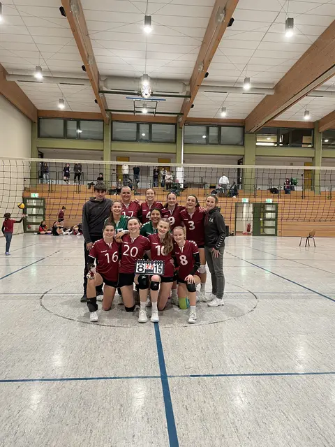 1. Volleyball-Damenmannschaft des TSV Neunkirchen am Brand mit Trainer Sebastian Bosch nach dem 3:2 Erfolg gegen BSV 98 Bayreuth II | Foto: ©TSV Neunkirchen am Brand