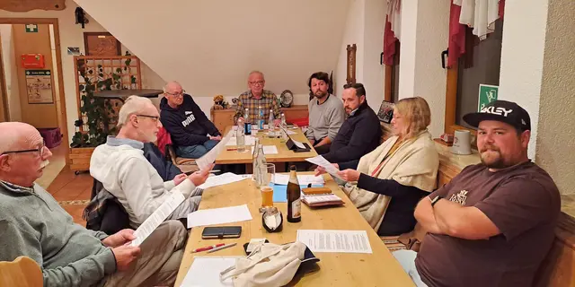 Die Wahlkampfleitung bei der Arbeit: Lutz Pertek, Konrad Hempel, Peter Größl, Konrad Gubo, Thomas Friedrich, Maximilian Lang, Dorothea Geiger-Pieger, Johannes Größl (v.li.). Ein starkes Team für ein lebenswertes Eckental. | Foto: Privat