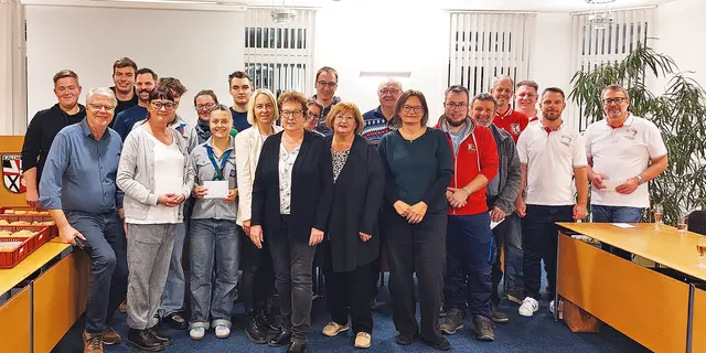 Im Rahmen einer kleinen Feier im Sitzungssaal des Kalchreuther Rathauses wurde der Erlös des Kuchenverkaufs an elf örtliche Jugendgruppen und Einrichtungen verteilt. 
 | Foto: Privat