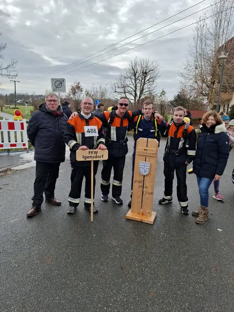 Im Ziel konnten sich Bürgermeister Edmund Ulm als oberster Dienstherr der Feuerwehr (links) zusammen mit Helene Drewicke (Vorsitzende des FC Stöckach, rechts) von der Leistungsfähigkeit der Feuerwehr überzeugen,. | Foto: Privat