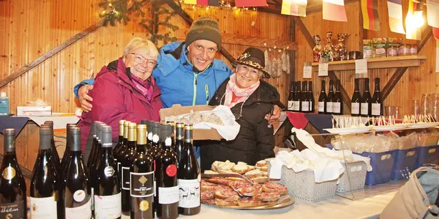 In Igensdorf gab es neben fränkischen Genüssen auch französische Spezialitäten. Der Freundeskreis servierte, was 13 Besucher aus der Partnergemeinde St. Martin la Plaine angeliefert hatten. | Foto: Uwe Rahner