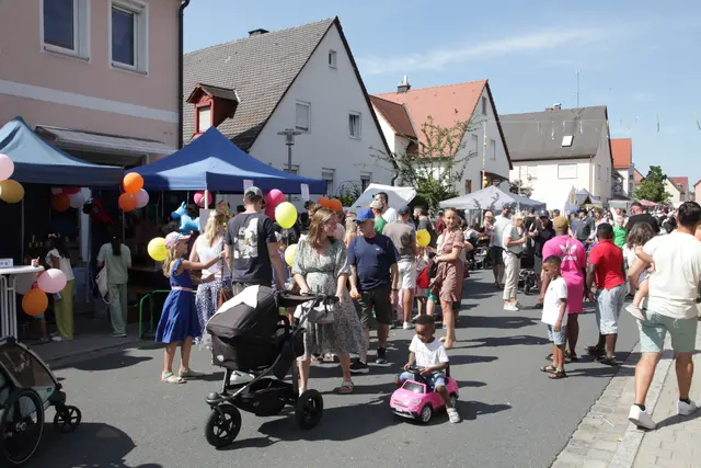Zukünftig wird sich die Heroldsberger Hauptstraße nur noch alle zwei Jahre in die „längste Festmeile im wochenblatt-Land” verwandeln. | Foto: Uwe Rahner