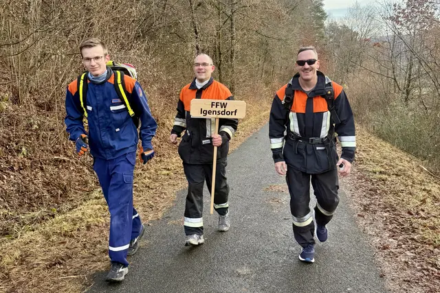 Eine Abordnung der Feuerwehr Igensdorf nahm in voller Montur an dem Adventslauf teil. | Foto: Verena Geithner