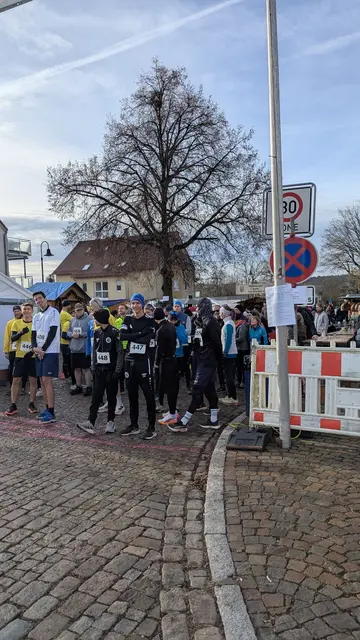 Viele sind gekommen um mitzulaufen. Gleich geht es los beim Igensdorfer Adventslauf.