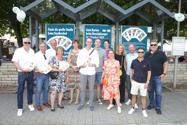 Das wochenblatt war bisher an allen Ausgaben des Heroldsberger Straßenfestes beteiligt. Hier begrüßt Herausgeber Andreas Unbehaun (re.) eine Delegation von Kommunalpolitikern am wochenblatt-Stand im Juli 2025. | Foto: Uwe Rahner