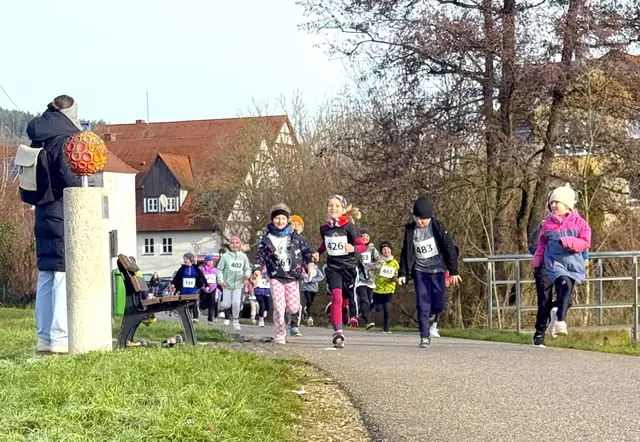 Mit großer Begeisterung starteten schon die jüngsten Teilnehmer beim 20. Igensdorfer Adventslauf auf die Strecke. | Foto: Verena Geithner