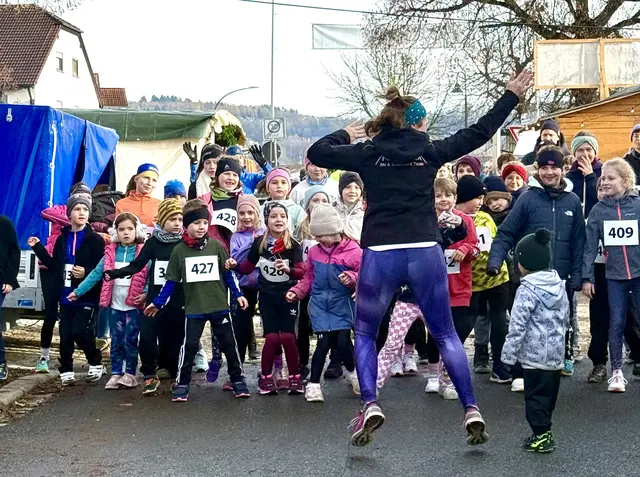 Vor dem Start wärmten sich die Läuferinnen und Läufer natürlich gut auf. Bei minus 5 Grad Temperatur war da auch dringend nötig. | Foto: Verena Geithner